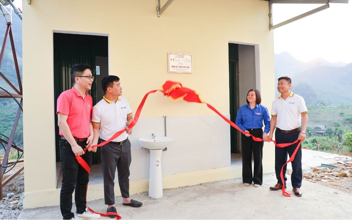 Inauguration of school restroom at De A school site, Son La province